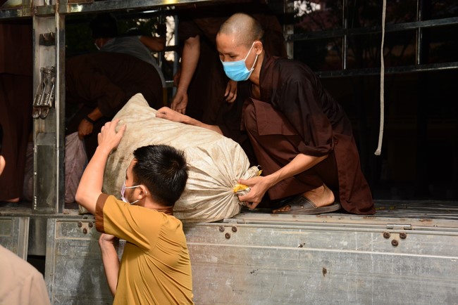 Continuing to support people in need in the Covid-19 pandemic of Hoang Phap Pagoda (series 2)
